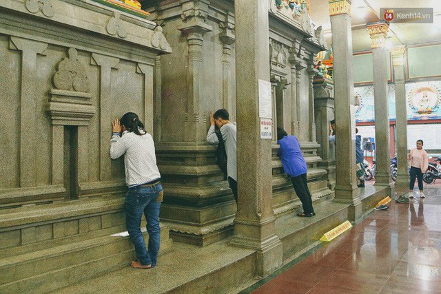 Người Sài Gòn tìm đến úp mặt tâm sự cùng tường đá trong ngôi đền Ấn giáo trăm tuổi  - Ảnh 13.