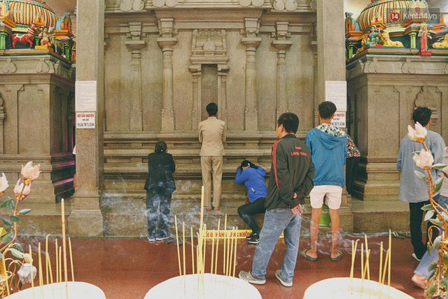  Người Sài Gòn tìm đến úp mặt tâm sự cùng tường đá trong ngôi đền Ấn giáo trăm tuổi  - Ảnh 14.