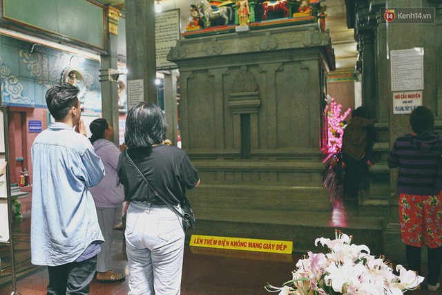  Người Sài Gòn tìm đến úp mặt tâm sự cùng tường đá trong ngôi đền Ấn giáo trăm tuổi  - Ảnh 5.