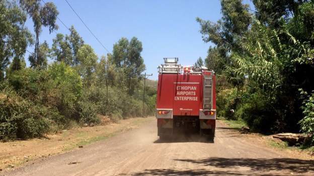  [NÓNG] Hình ảnh đầu tiên từ hiện trường vụ rơi máy bay thảm khốc ở Ethiopia: Tất cả đều cháy rụi  - Ảnh 3.