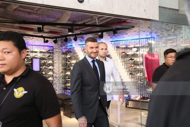  David Beckham khoe ngay clip thả tim và ảnh selfie dạo phố Sài Gòn lên Instagram sau chuỗi sự kiện tại Việt Nam  - Ảnh 4.