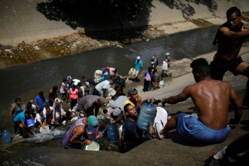 Xót xa cảnh người dân Venezuela đổ xô đi hứng nước cống về dùng do mất diện kéo dài - Ảnh 2.