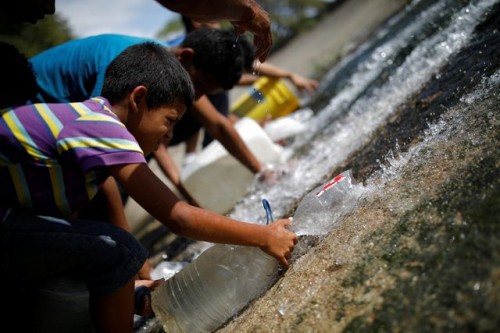 Xót xa cảnh người dân Venezuela đổ xô đi hứng nước cống về dùng do mất diện kéo dài - Ảnh 3.