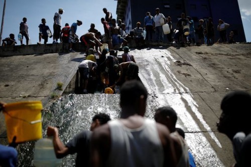 Xót xa cảnh người dân Venezuela đổ xô đi hứng nước cống về dùng do mất diện kéo dài - Ảnh 4.