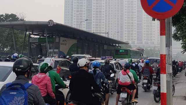  Buýt BRT bị bủa vây bởi phương tiện cá nhân trên đường dự kiến cấm xe máy  - Ảnh 3.