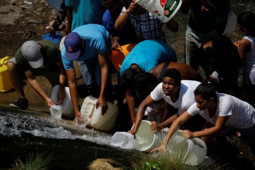 Xót xa cảnh người dân Venezuela đổ xô đi hứng nước cống về dùng do mất diện kéo dài - Ảnh 6.