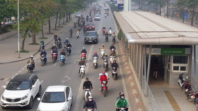  Buýt BRT bị bủa vây bởi phương tiện cá nhân trên đường dự kiến cấm xe máy  - Ảnh 7.