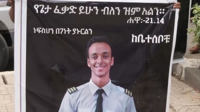 Nước mắt hoà chung sự phẫn nộ trong đám tang của phi công Ethiopian Airlines xấu số - Ảnh 1.