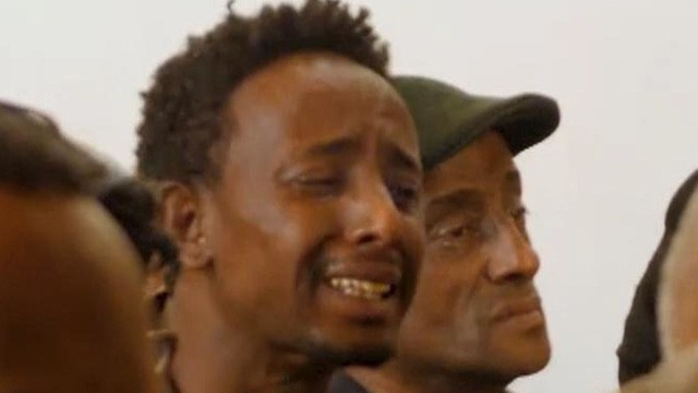 Nước mắt hoà chung sự phẫn nộ trong đám tang của phi công Ethiopian Airlines xấu số - Ảnh 4.