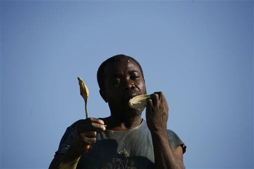 [Bài CN] Bánh làm từ bùn, loại đồ ăn dưới đáy xã hội cứu sống hàng trăm nghìn người dân Haiti - Ảnh 3.