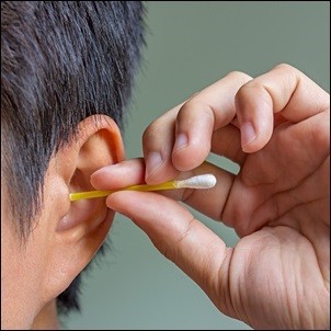 Dùng tăm bông ngoáy tai, người đàn ông bị nhiễm trùng não - Ảnh 1.