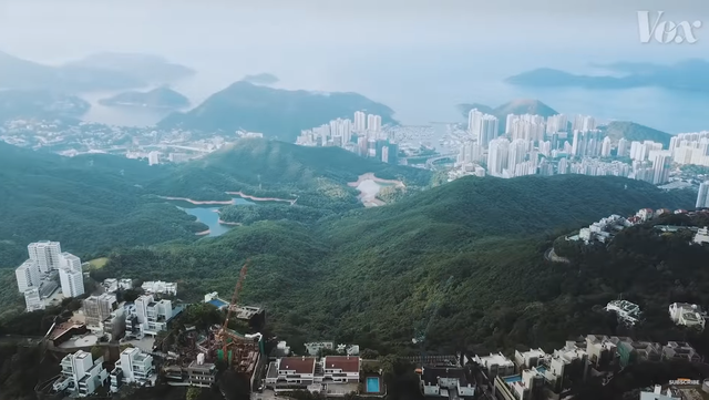  Chính sách kỳ lạ khiến Hong Kong còn nhiều đất chưa khai thác nhưng giá bất động sản vẫn cao nhất thế giới, hàng trăm nghìn người phải sống trong lồng  - Ảnh 1.