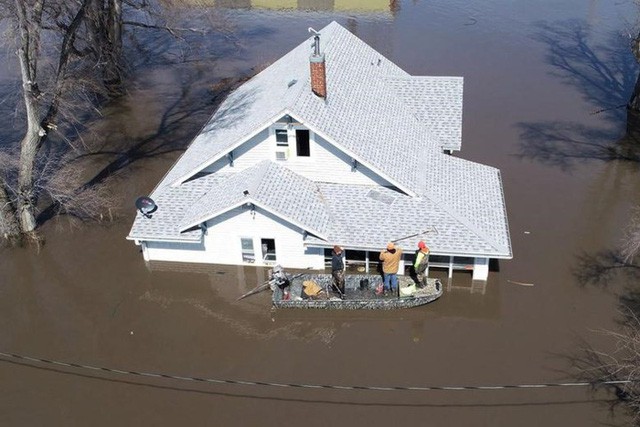 Lũ lụt lịch sử ở Mỹ khiến 74 thành phố phải ban bố tình trạng khẩn cấp - Ảnh 1.