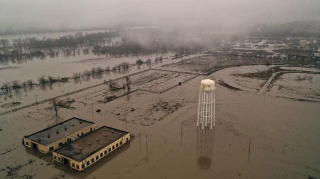 Lũ lụt lịch sử ở Mỹ khiến 74 thành phố phải ban bố tình trạng khẩn cấp - Ảnh 2.