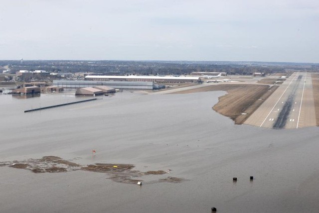 Lũ lụt lịch sử ở Mỹ khiến 74 thành phố phải ban bố tình trạng khẩn cấp - Ảnh 14.