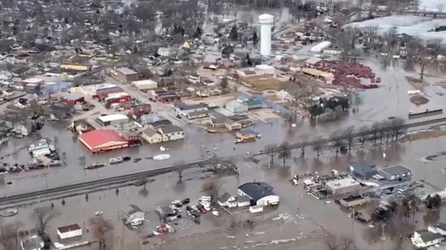 Lũ lụt lịch sử ở Mỹ khiến 74 thành phố phải ban bố tình trạng khẩn cấp - Ảnh 16.