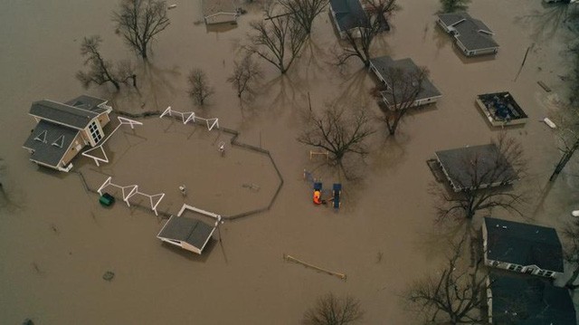 Lũ lụt lịch sử ở Mỹ khiến 74 thành phố phải ban bố tình trạng khẩn cấp - Ảnh 3.