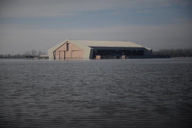 Lũ lụt lịch sử ở Mỹ khiến 74 thành phố phải ban bố tình trạng khẩn cấp - Ảnh 9.