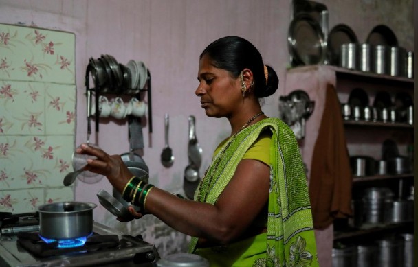 Từ nông trường đến khu ổ chuột, phụ nữ Ấn Độ rơi vào khủng hoảng nghề nghiệp - Ảnh 1.