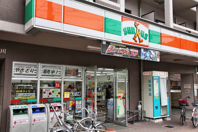 Thách thức khiến mô hình cửa hàng tiện lợi Nhật Bản không thể mở cửa 24/7 - Ảnh 2.