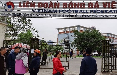 Vé trận U23 Việt Nam- U23 Thái Lan: Dân phe náo loạn trước cổng VFF - Ảnh 1.