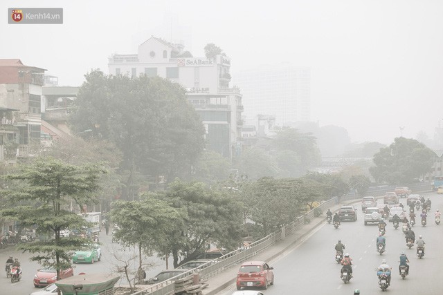  Hà Nội ngập trong màn sương mù mịt bao phủ tầm nhìn: Tình trạng ô nhiễm không khí đáng báo động!  - Ảnh 1.