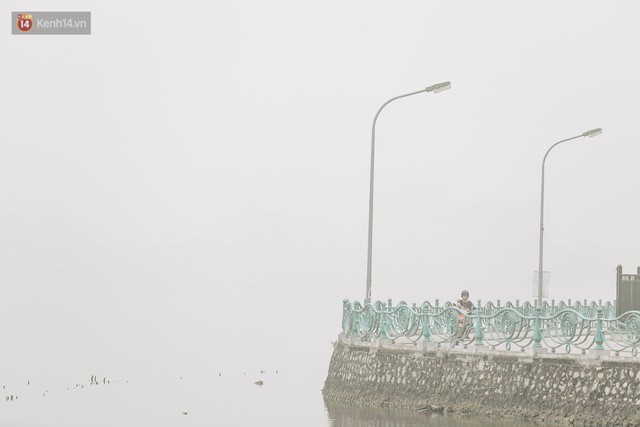  Hà Nội ngập trong màn sương mù mịt bao phủ tầm nhìn: Tình trạng ô nhiễm không khí đáng báo động!  - Ảnh 16.