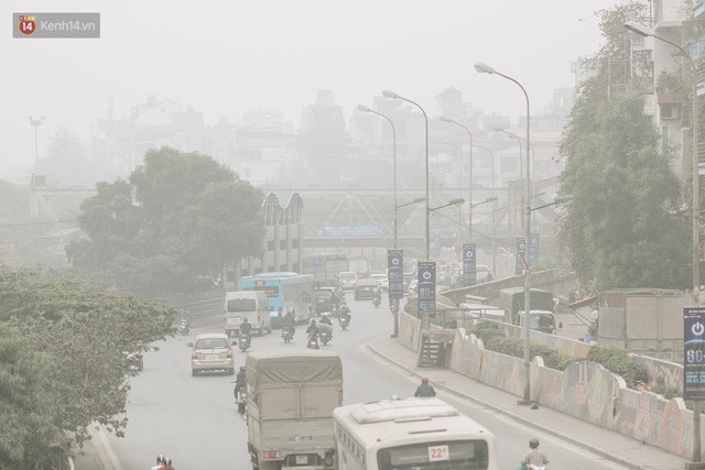  Hà Nội ngập trong màn sương mù mịt bao phủ tầm nhìn: Tình trạng ô nhiễm không khí đáng báo động!  - Ảnh 17.