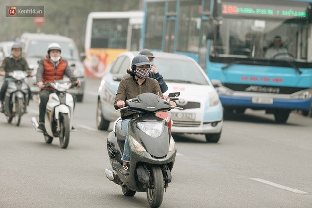  Hà Nội ngập trong màn sương mù mịt bao phủ tầm nhìn: Tình trạng ô nhiễm không khí đáng báo động!  - Ảnh 8.