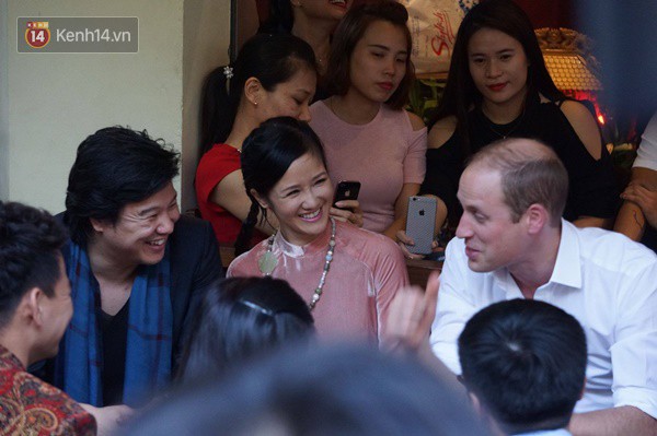 Hình ảnh bình dị của các nguyên thủ quốc gia trong chuyến công du đến Việt Nam: Chơi đàn bầu, ăn bún chả, uống cà phê vỉa hè - Ảnh 10.