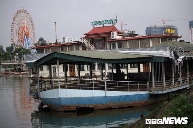  Vì sao du thuyền, nhà hàng nổi tiền tỷ hoá sắt vụn vẫn tồn tại trên Hồ Tây? - Ảnh 1.