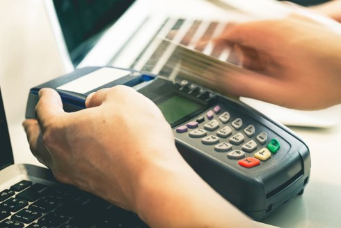  Rút tiền mặt từ thẻ tín dụng qua máy POS: Phạm pháp và nhiều rủi ro  - Ảnh 1.