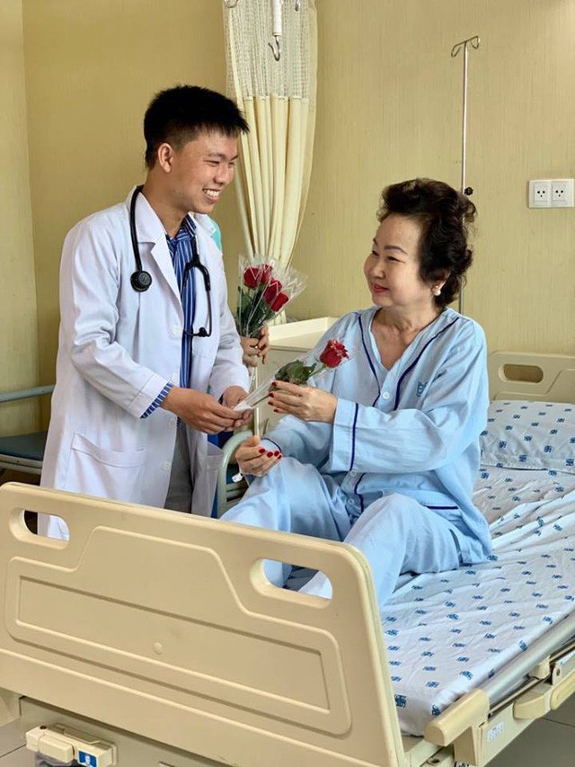  Ngày 8/3, các y bác sĩ bất ngờ tặng hoa cho nữ bệnh nhân: Hi vọng “một nửa thế giới” sẽ luôn hạnh phúc và nụ cười luôn nở trên môi  - Ảnh 3.