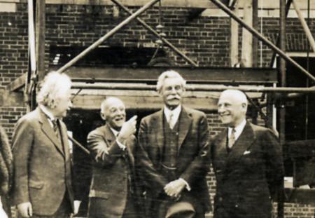 Albert Einstein đã từng được chính phủ Israel mời về làm Tổng thống, thế nhưng ông một mực khước từ - Ảnh 6.