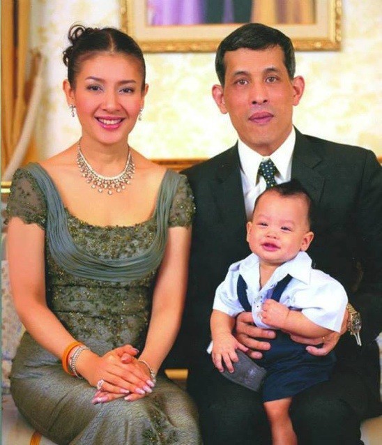Góc khuất cung điện hoàng gia: Sự thật nghẹn ngào đằng sau bức hình Hoàng tử nhỏ Thái Lan quỳ lạy mẹ trên manh chiếu nhỏ được lan truyền trên mạng xã hội - Ảnh 1.
