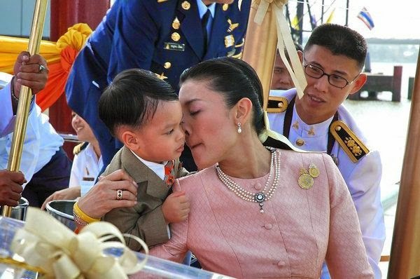 Góc khuất cung điện hoàng gia: Sự thật nghẹn ngào đằng sau bức hình Hoàng tử nhỏ Thái Lan quỳ lạy mẹ trên manh chiếu nhỏ được lan truyền trên mạng xã hội - Ảnh 6.