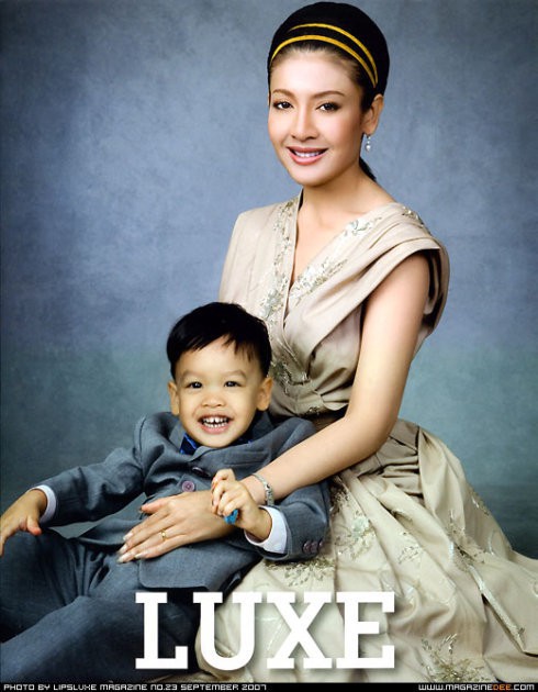 Góc khuất cung điện hoàng gia: Sự thật nghẹn ngào đằng sau bức hình Hoàng tử nhỏ Thái Lan quỳ lạy mẹ trên manh chiếu nhỏ được lan truyền trên mạng xã hội - Ảnh 7.