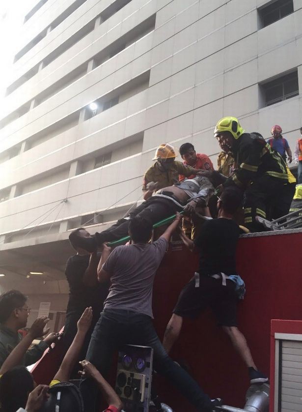  Cháy kinh hoàng ở trung tâm thương mại Bangkok, nhiều nạn nhân nhảy xuống từ tầng cao - Ảnh 2.