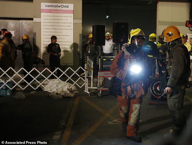  Cháy kinh hoàng ở trung tâm thương mại Bangkok, nhiều nạn nhân nhảy xuống từ tầng cao - Ảnh 15.