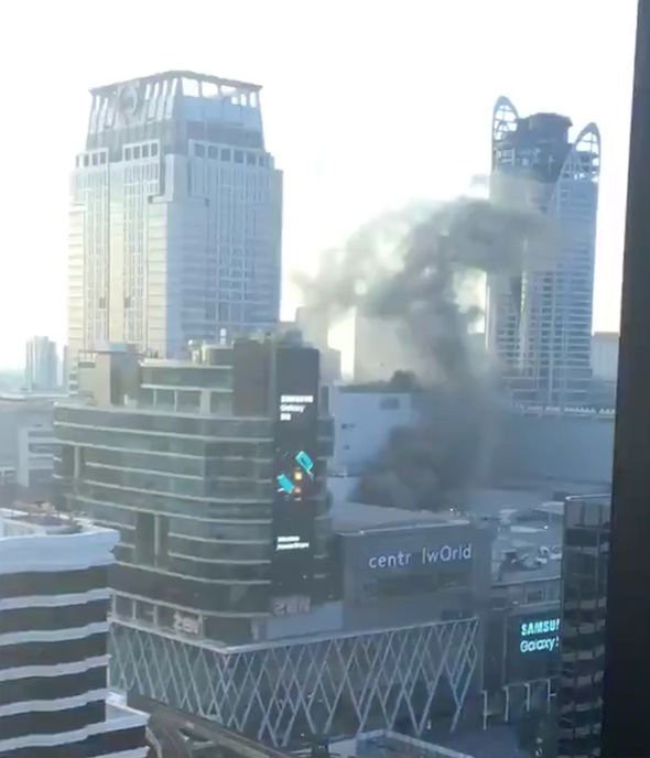  Cháy kinh hoàng ở trung tâm thương mại Bangkok, nhiều nạn nhân nhảy xuống từ tầng cao - Ảnh 5.