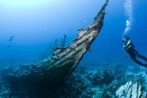 Cận cảnh những xác tàu và máy bay dưới đáy đại dương - Ảnh 1.