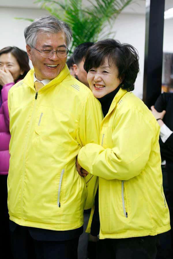 Mối tình lãng mạn của Tổng thống Hàn Quốc và vợ: Từ giảng đường đến chính trường, hơn 40 năm dài vẫn nắm chặt tay nhau - Ảnh 8.