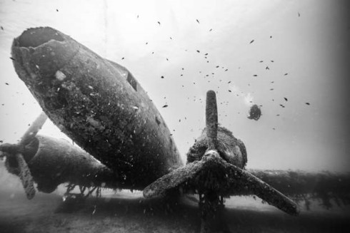 Cận cảnh những xác tàu và máy bay dưới đáy đại dương - Ảnh 9.
