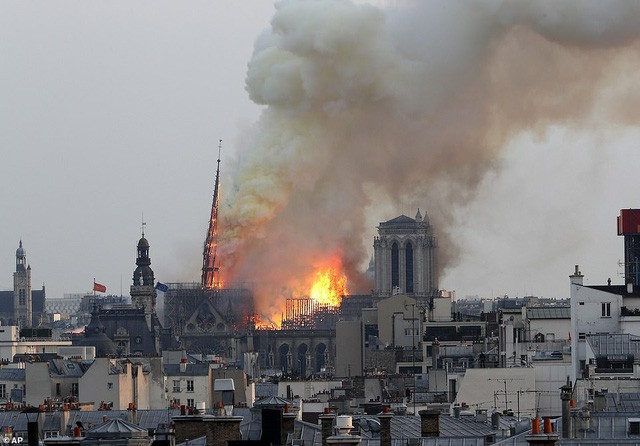 Cháy dữ dội bao phủ Nhà thờ Đức Bà Paris, đỉnh tháp 850 năm tuổi sụp đổ - Ảnh 3.