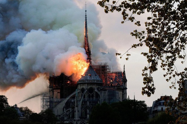 Những hình ảnh thảm khốc khi ngọn lửa lớn tàn phá Nhà thờ Đức Bà Paris tối 15/4 - Ảnh 1.