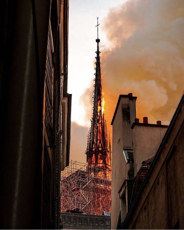 Những hình ảnh thảm khốc khi ngọn lửa lớn tàn phá Nhà thờ Đức Bà Paris tối 15/4 - Ảnh 2.