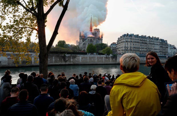 Người dân đau đớn nhìn ngọn lửa dữ dội trước mắt: Paris mà không có Nhà thờ Đức Bà thì không còn là Paris nữa - Ảnh 1.
