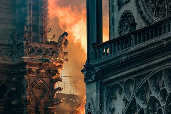 Nước mắt thằng Gù trên tháp chuông nhà thờ Đức Bà: Gần 1000 năm lịch sử, ai sẽ phục dựng lại cho nước Pháp và nhân loại? - Ảnh 2.