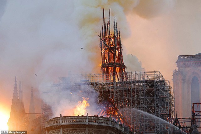 Những hình ảnh thảm khốc khi ngọn lửa lớn tàn phá Nhà thờ Đức Bà Paris tối 15/4 - Ảnh 11.