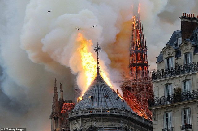 Những hình ảnh thảm khốc khi ngọn lửa lớn tàn phá Nhà thờ Đức Bà Paris tối 15/4 - Ảnh 12.